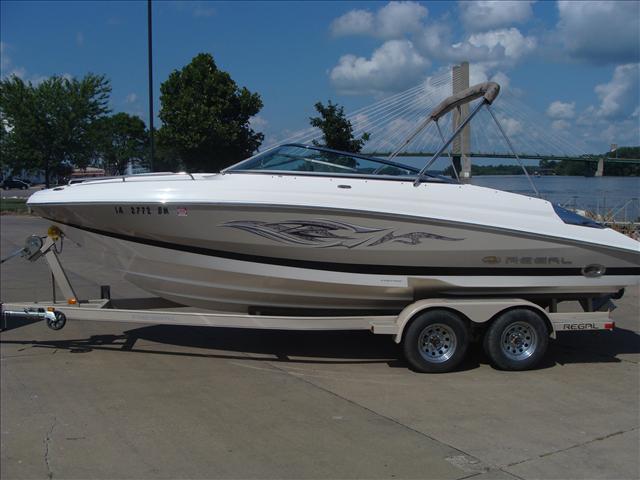 2005 Regal 2250 Cuddy