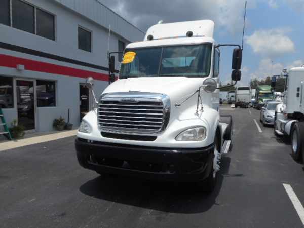 2005 Freightliner Columbia 112  Conventional - Day Cab
