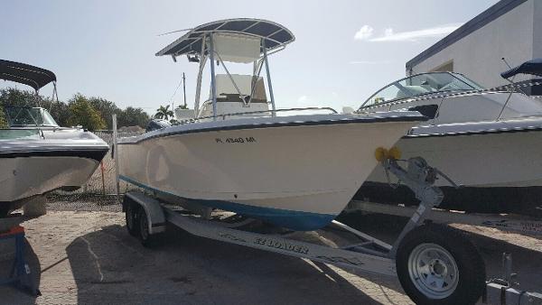 2005 Sea Hunt Triton 220