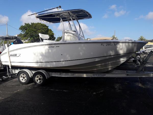 2005 Boston Whaler 240 Outrage