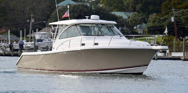 2015 Pursuit 385 Offshore