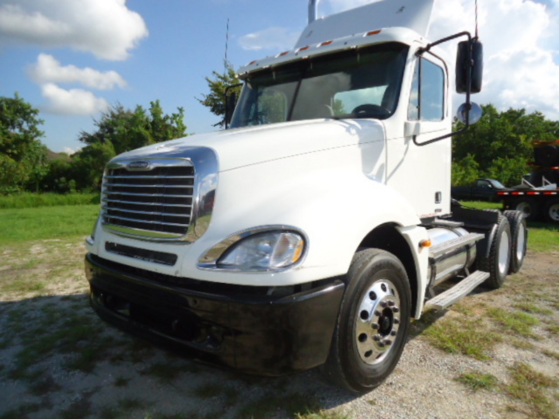 2006 Freightliner Columbia Mid Roof  Conventional - Day Cab