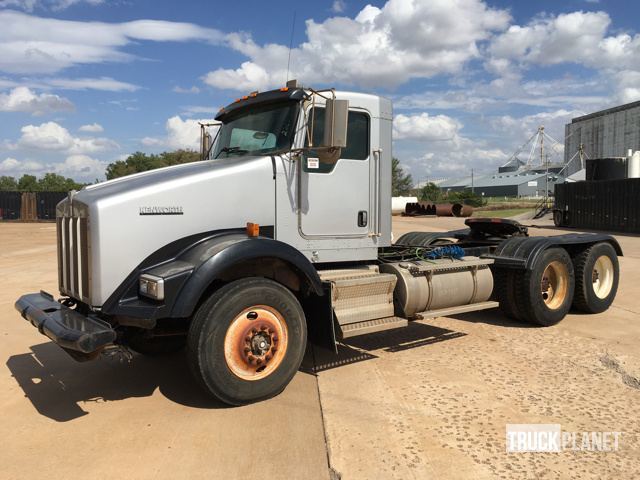2006 Kenworth T800b  Conventional - Day Cab