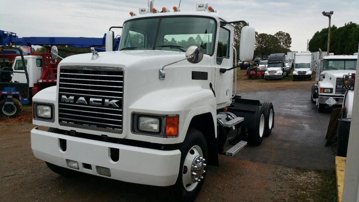 2005 Mack Ch613  Conventional - Day Cab