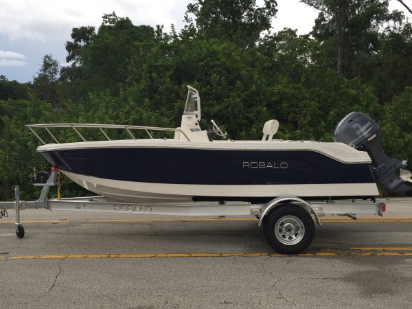 2017 Robalo R160 Center Console