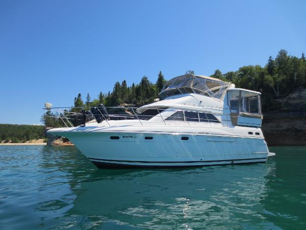 1996 Cruisers Yachts 3650 Aft Cabin