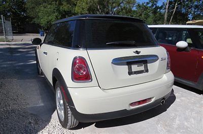 Mini : Cooper Base Hatchback 2-Door MINI Cooper Base Low Miles 2 dr Coupe Automatic Gasoline 1.6L 4 Cyl  Pepper Whit