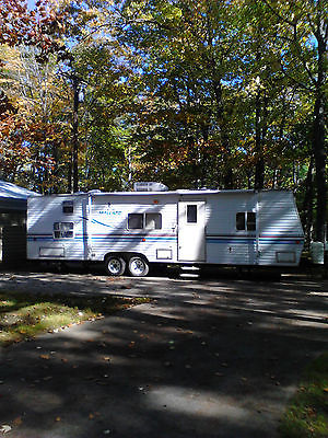 2001 mallard RV 29 foot, sleeps 9 in extremely nice condition