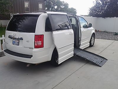 Chrysler : Town & Country TOURING 2009 chrysler town and country handicapped van wheelchair van braun