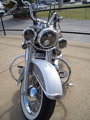Harley-Davidson : Softail White and Gray, like new, only 2,000 miles. year 2008.