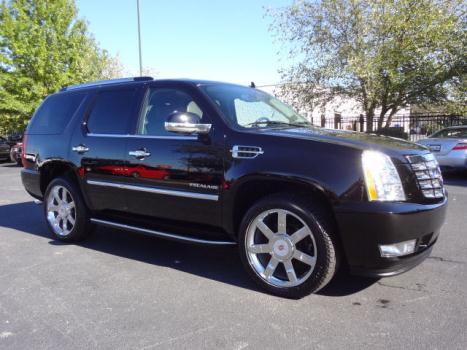 Cadillac : Escalade Luxury Luxury 6.2L DVD, Navigation, Heated and Cooled Seats, 3rd row