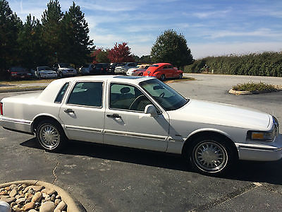 Lincoln : Town Car SIGNITURE SERIES CLASSIC LINCOLN TOWN CAR TOWNCAR ONLY 75000 MILES!  WHITE ON WHITE!