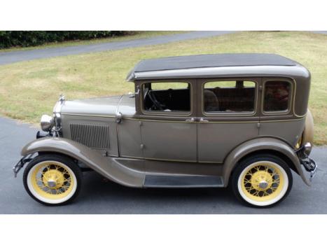 Ford : Model A 1930 model a 4 door good looking car