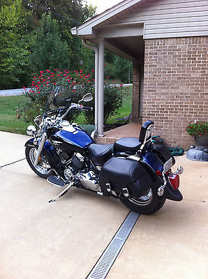 Yamaha : V Star V star in real good condition never laid down blue and black