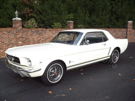 Ford : Mustang Cpe solid, clean, auto trans, PS, pony console, stereo, white, blue