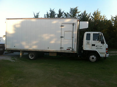 Isuzu : Other FRR refrigerated box Isuzu FRR reefer truck, 20' box.18,000 miles on engine. 2054 hrs on carrier