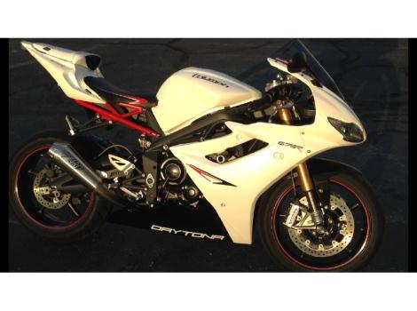 2011 Triumph Daytona 675R - CRYSTAL WHITE/PHANTOM BLACK