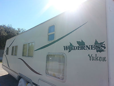 2003 Fleetwood Wilderness Yukon 30' Light Weight RV Camper Travel Trailer