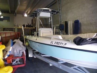 2004 Avance 22 Foot Center Console Fishing Bay Boat Mercury 200