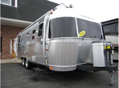 2014 Airstream Flying Cloud 25B Queen