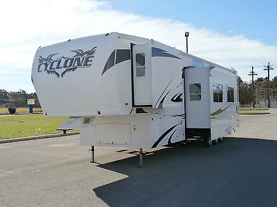 2009 HEARTLAND CYCLONE TOY HAULER !!! MODEL 3795 !!!  2 SLIDES !!! GREAT BUY !!!