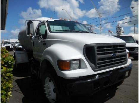 2002 FORD F700