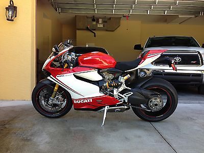 Ducati : Superbike 2012 tricolore panigale s with extras bike tower stand and termignoni exhaust