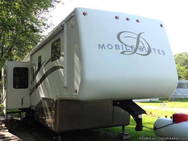 2005 Mobile Suites 5th Wheel