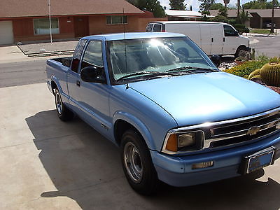 Chevrolet : S-10 CHEVROLET  S- 10 PICK - UP  - LOW MILES.