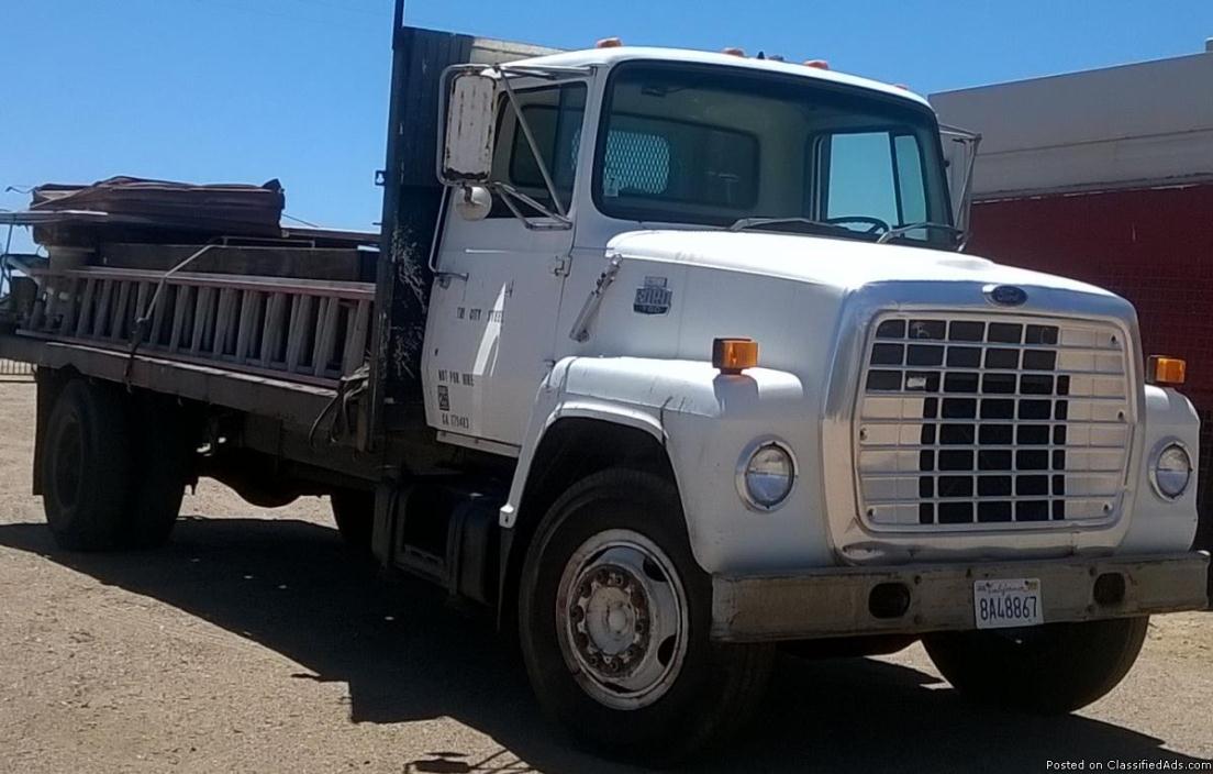 FORD F700 20FT FLATBED W GAS POWERED AIR COMPRESSOR
