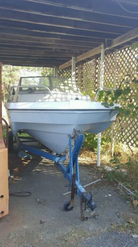 19 foot Cuddy Cabin with Trailer 140 HP Chrysler Outboard Sporty boat