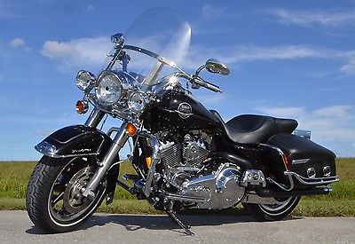 Harley-Davidson : Touring 3 500 in extras 2008 harley davidson road king classic flhrc only 4 000 miles