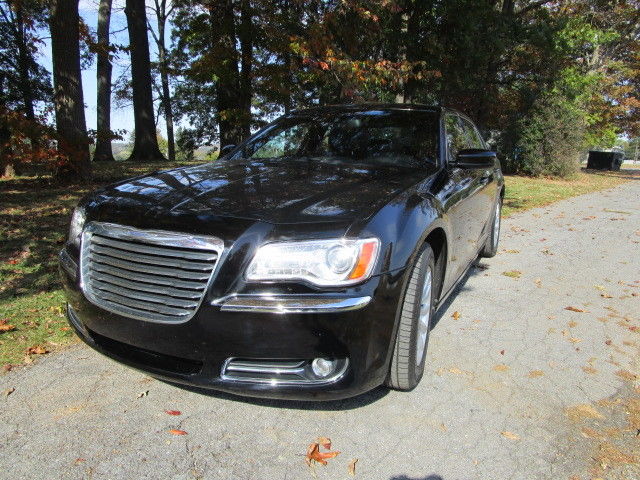 Chrysler : 300 Series 4dr Sdn V6 T Newest around, fantastic condition only 20k Leather roof miles