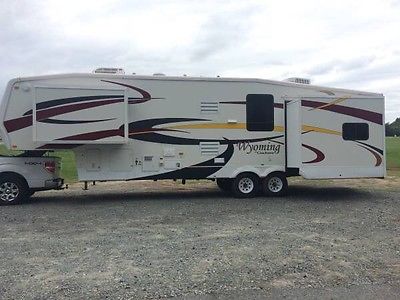 2007 Wyoming by Coachmen 37ft Triple Slide Out