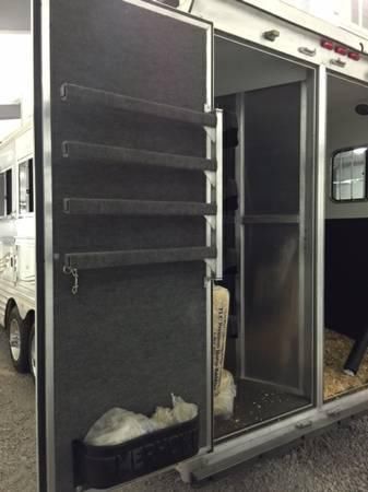 2013 Merhow Very Lite 4 horse trailer with Full Living Quarters, 2