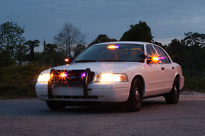 Ford : Crown Victoria P71 Interceptor White equipped with complete police package (lights,push bar, cage, wag lights)