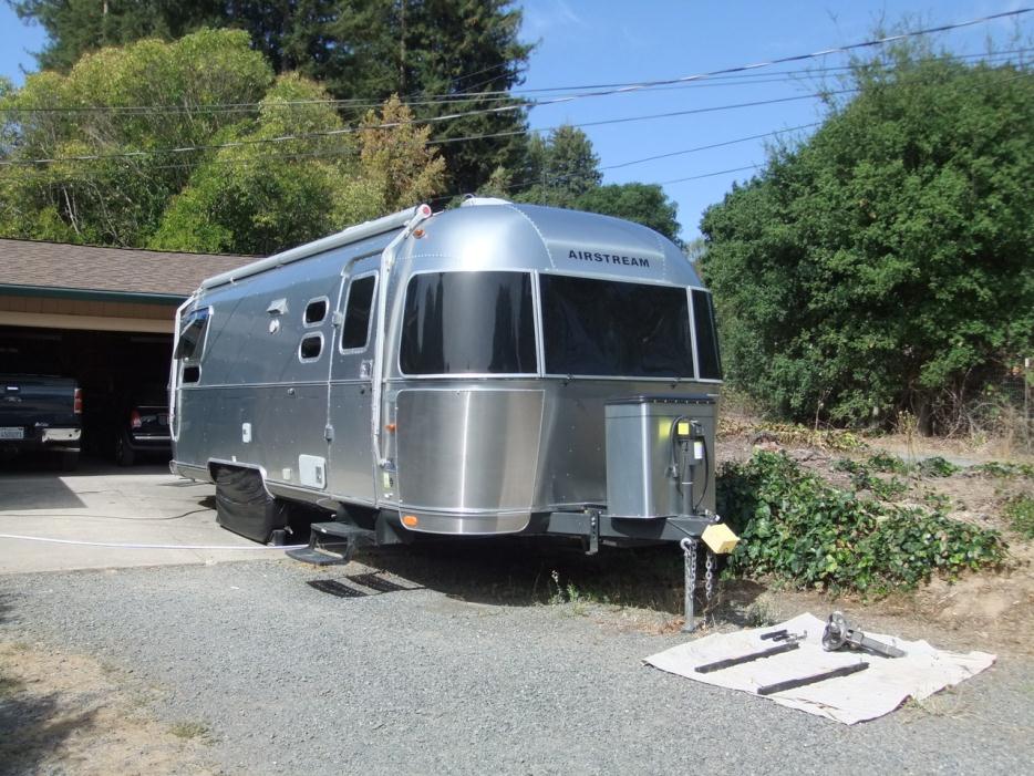 2016 Airstream Flying Cloud 28 QUEEN REAR
