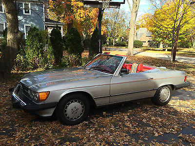 Mercedes-Benz : SL-Class BEAUTIFUL MERCEDES BENZ 450 SL. SILVER WITH RED INTERIOR. COMES WITH HARD TOP.