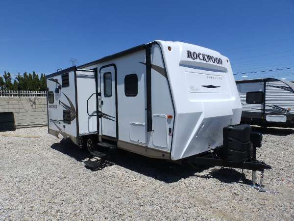 2016  Forest River  ROCKWOOD 2304DS  2 SLIDES  FRONT WALK-AROUND MURPHY BED  REAR BATHROOM  POWER STABILIZER JACKS  POWER AWNING  POWER TONGUE JACK