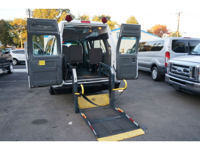 Ford : E-Series Van E-250 Super WHeel Chair Lift Van