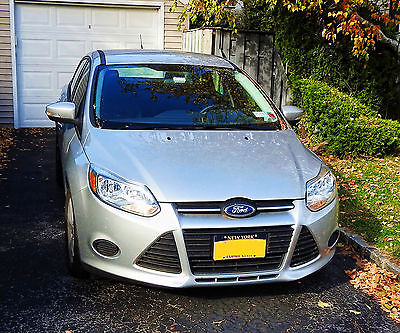 Ford : Focus SE 2013 ford focus se silver w black interior less than 31 000 miles one owner