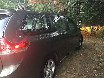 Toyota : Sienna Minivan 4D, Base Model  Toyota Sienna  Minivan 4D (Base Model) 2011 | Mileage: 27,800,