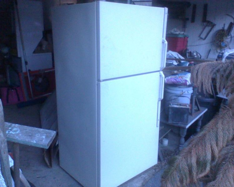 GENERAL ELECTRIC 21 CF  Refrigerator With Ice Maker For Sale, 1