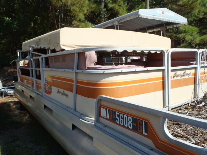 1984 Sun Tracker 24 ft Party Barge w/40hp Mercury