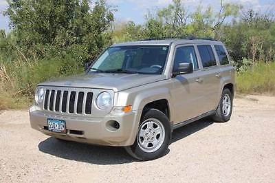 Jeep : Patriot 4 Door 2010 jeep patriot 4 x 4 beige very good condition