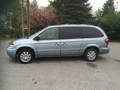 Chrysler : Town & Country Limited  2005 chrysler town country limited light blue
