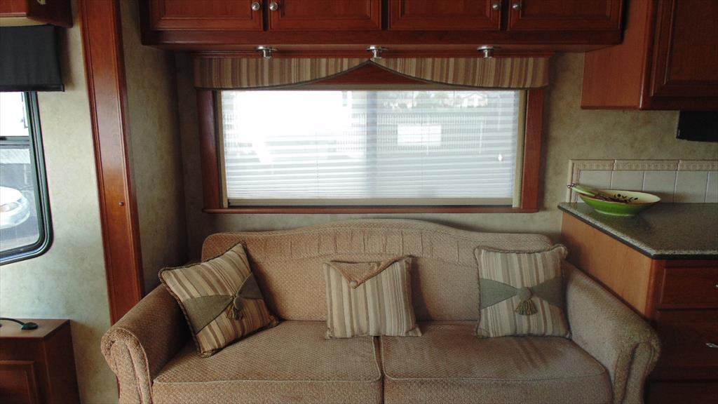 2007 Country Coach Tribute Sequoia w/4slds