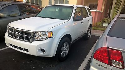 Ford : Escape XLS XLS SUV 2.5L CD GVWR: 4 320 lbs Payload Package 4 Speakers AM/FM radio Lube Oil