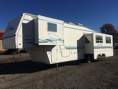 Fleetwood Savanna 3-Slide Outs ALUMINUM FRAME 35' 5th wheel camper trailer home