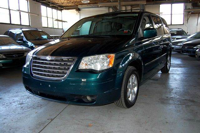 2009 Chrysler Town & Country Touring Farmingdale, NY